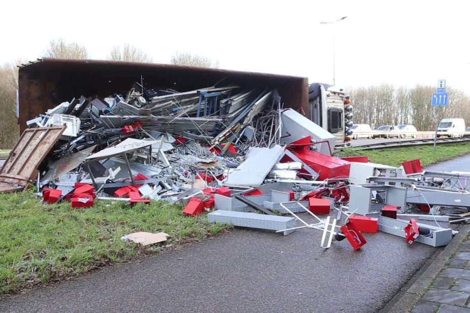 Vrachtwagen met oud ijzer omgevallen op Rietveldenweg in Den Bosch